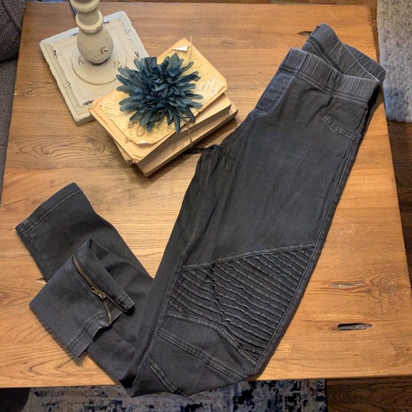 deulah Denim - Amazing faded black moto jeggings